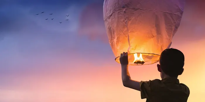 少年が熱気球を浮かべる風景