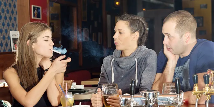 タバコを吸っている女性に対する印象