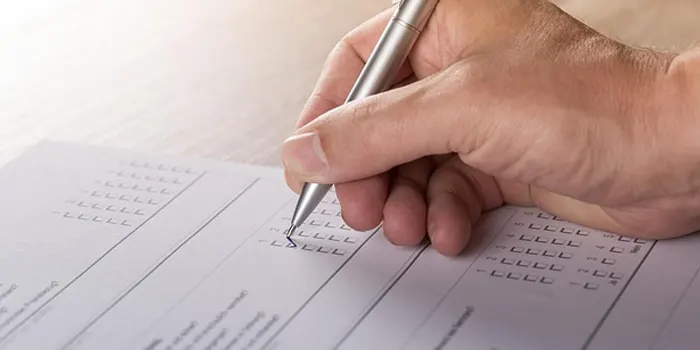 チェックリストをつける人