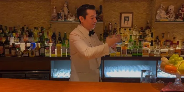 シェイカーを振るバーテンダー