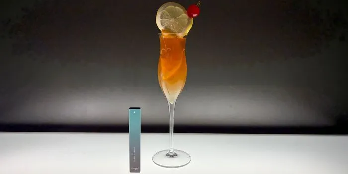 電子タバコのタバコミント味とカクテルのブランデーサワー