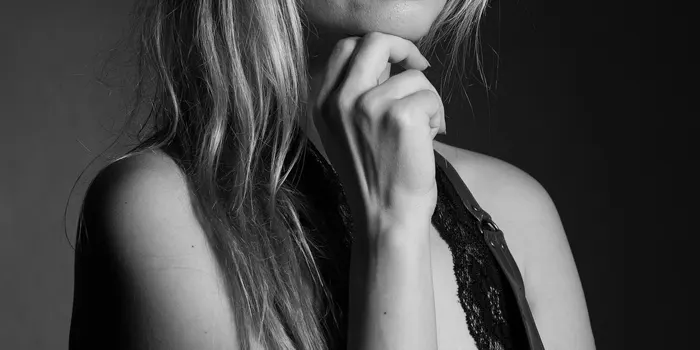 考え事をしている女性